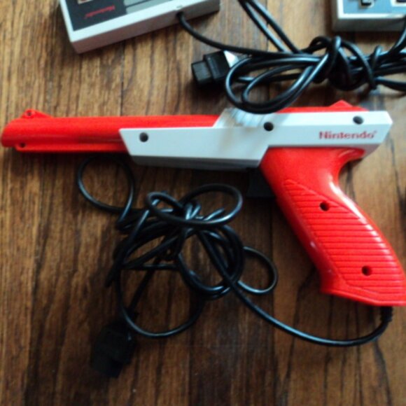 vintage Nintendo zapper and controllers~untested - Picture 2 of 5